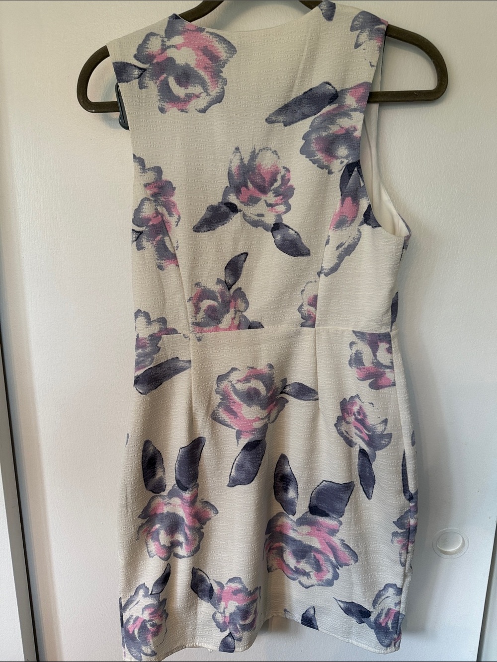 TOBI Cream Floral Deep V-Neck Sleeveless Dress Size Medium - Picture 5 of 9